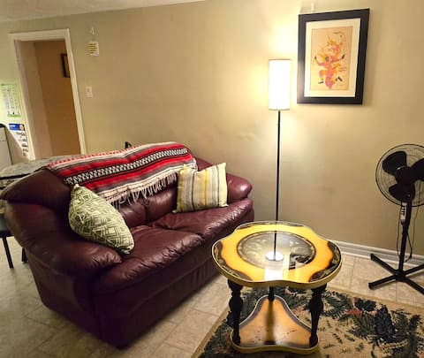 Top Airbnb: 1 bdrm In-Law Suite w/parking in York South—Weston