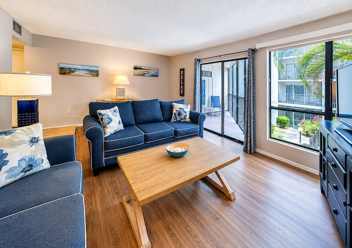 Living room w/ Lanai overlooking pool