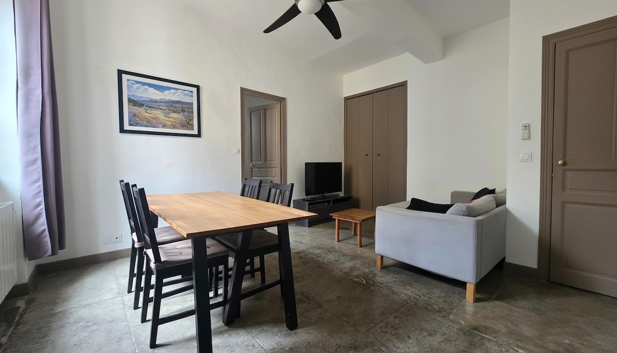 Top Airbnb: Between Arènes and Maison Carrée, free parking in Nîmes