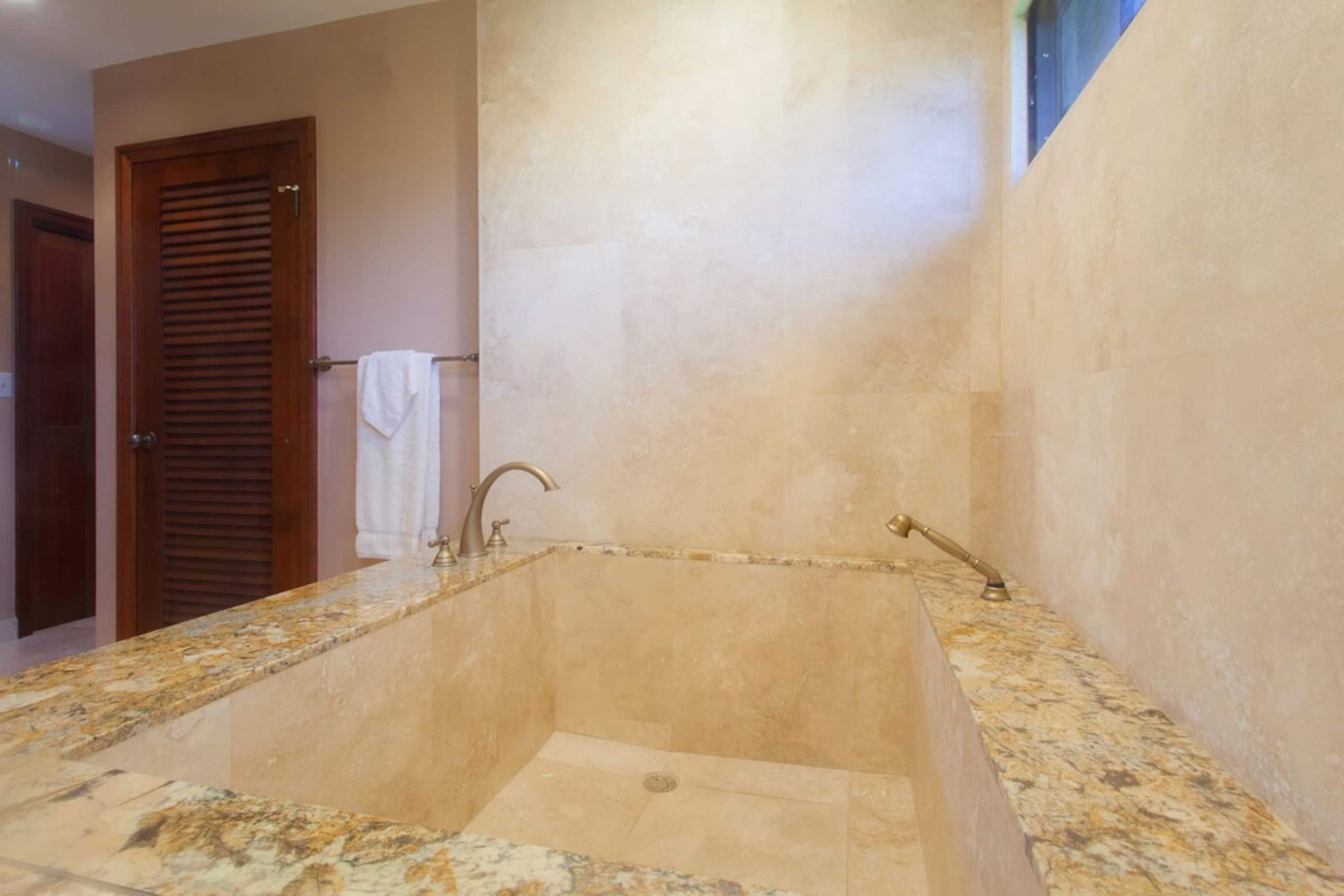Villa in Lahaina · ★4.99 · 1 bedroom · 2 beds · 2 baths - Image 21