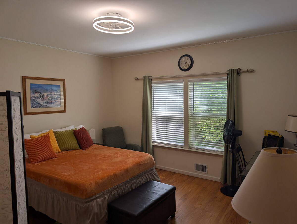 U našoj glavnoj gostinjskoj sobi prozor uz stakleni pisaći stol gleda izravno na naš lijepo uređeno dvorište, a pogled pada na našu sjenicu.