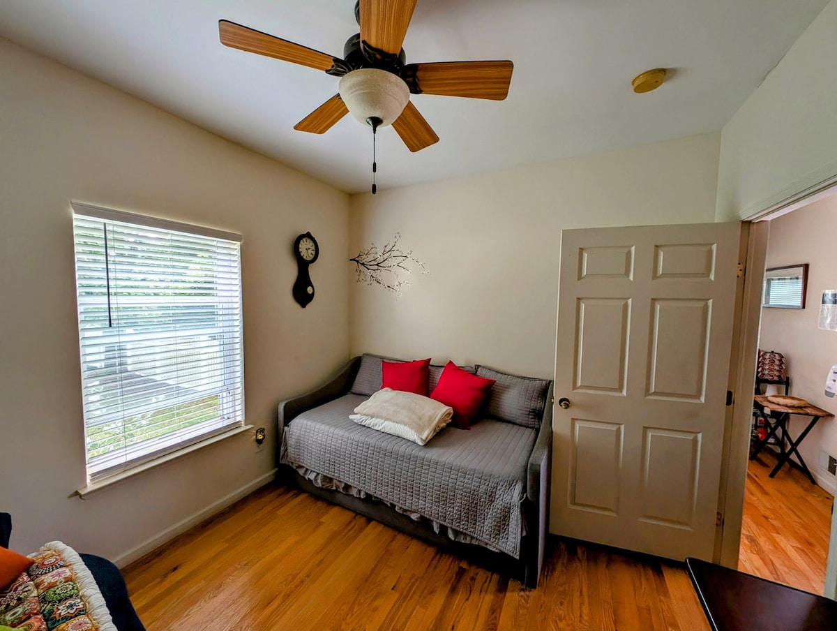 Ova se prostorija može upotrebljavati kao druga spavaća soba ili miran dnevni boravak.