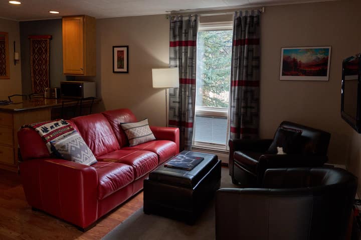 Twin Sisters Mtn Suite -Walk To Town, Views, Patio - Bear Lake