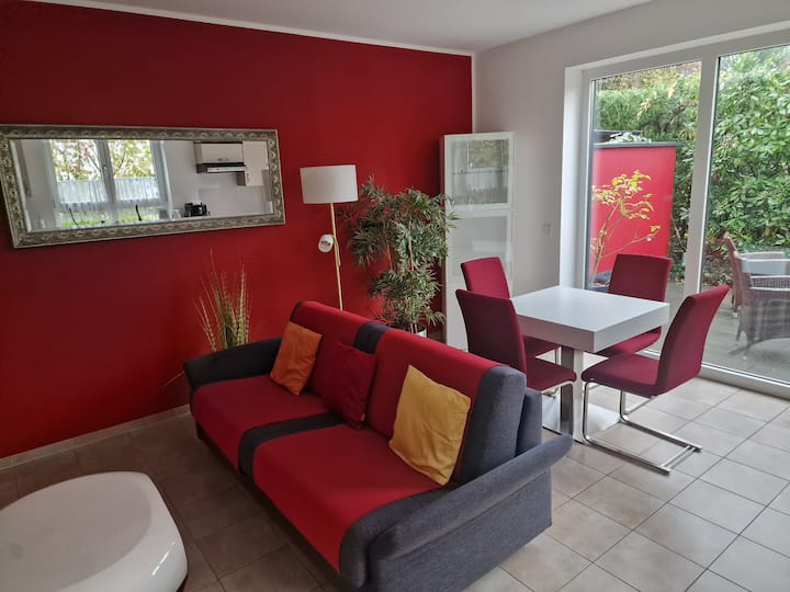 ห้องนั่งเล่นพร้อมพื้นที่รับประทานอาหาร 