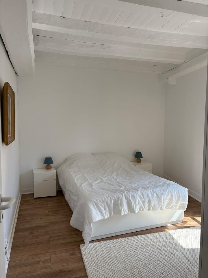 Soveværelse på 1. sal med dobbeltseng og stort skab.