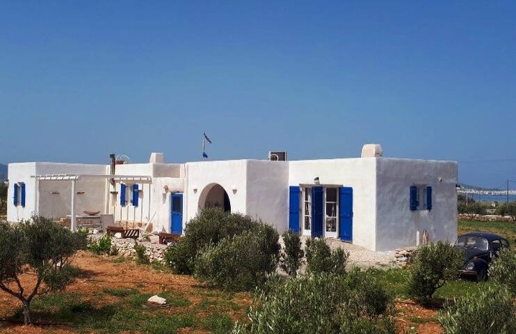 THE WHITE HOUSE: typical Cyclades house with charm