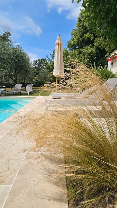 Provençal farmhouse in stones with swimming pool