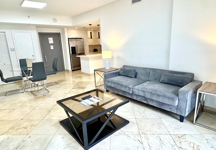 Cozy Getaway With Terrace - Miami, FL