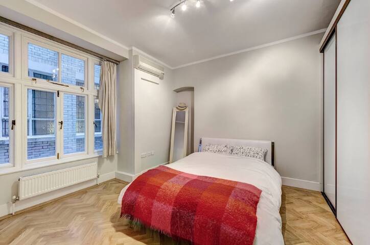 2BR; St. James-Trafalgar, High Ceilings, Concierge gallery image 3