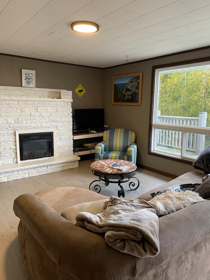 New Floor, new smartTV, lovely fireplace and amazing lakefront view 
