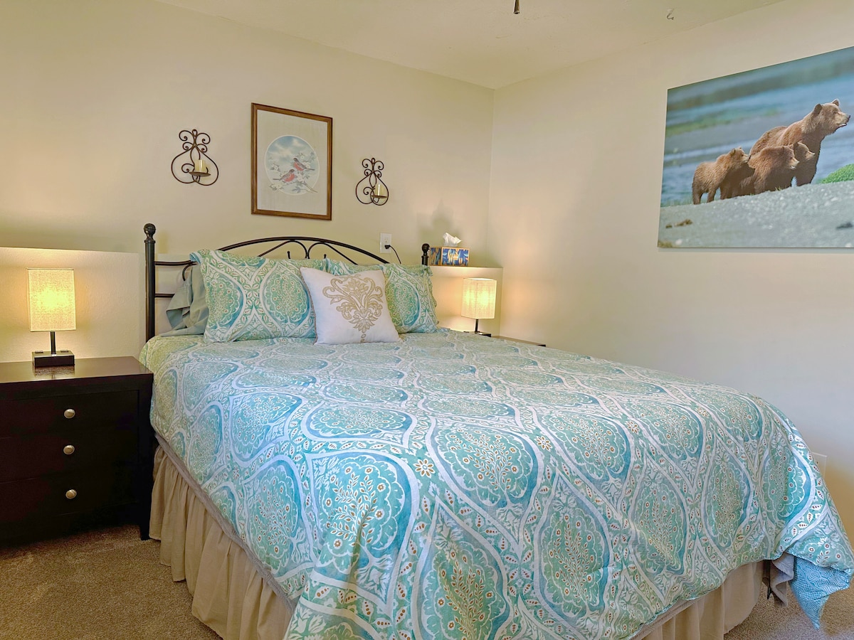 Spálňa na prízemí – manželská posteľ.