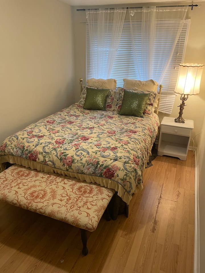 Slaapkamer op de bovenste verdieping met 1 queensize bed