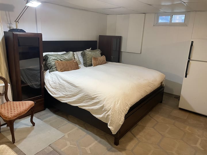 Kamer op het lagere niveau met 1 kingsize bed en eigen badkamer.