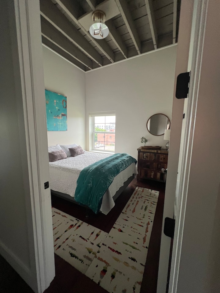 The records small queen room: cozy and cute space, nice size closet with hangers.