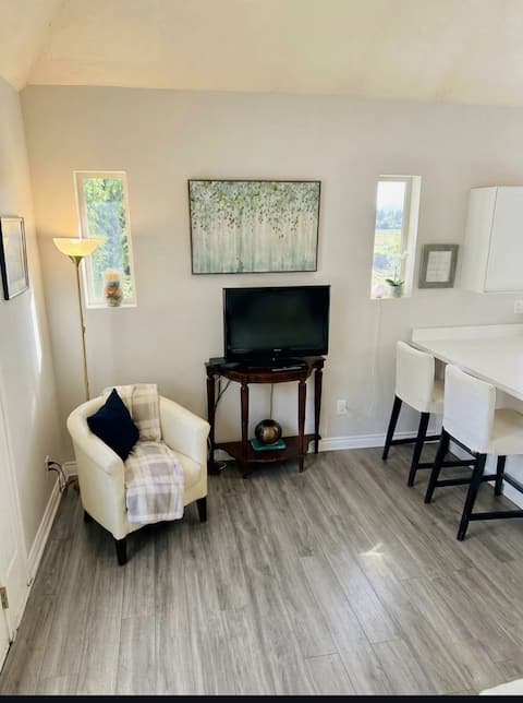 Top performing Airbnb: Whyte Orchid Suite Quiet Loft, parking, U of A in Strathcona