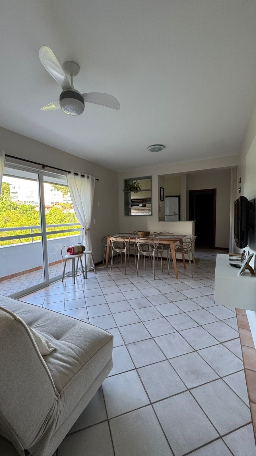 Popular Airbnb listing: Mar Doce Lar Jurerê-Apê 2 bedrooms on the beach street in Florianópolis