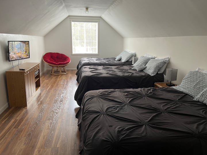 Spavaća soba 7 (2. kat) uključuje 3 bračna kreveta. 39-inčni TV s Roku i videorekorderom, 2 prijenosna madraca za bračne krevete koji se mogu koristiti u drugim dijelovima kuće. Svaka spavaća soba ima utičnice za struju/USB na noćnim ormarićima ili svjetiljkama