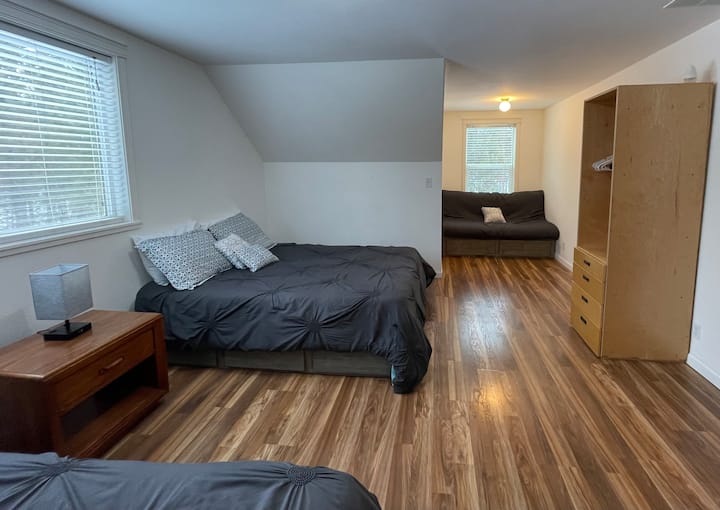 Bdrm #6 (2. kat) uključuje 2 bračna kreveta (1,6x2) i dnevni krevet.