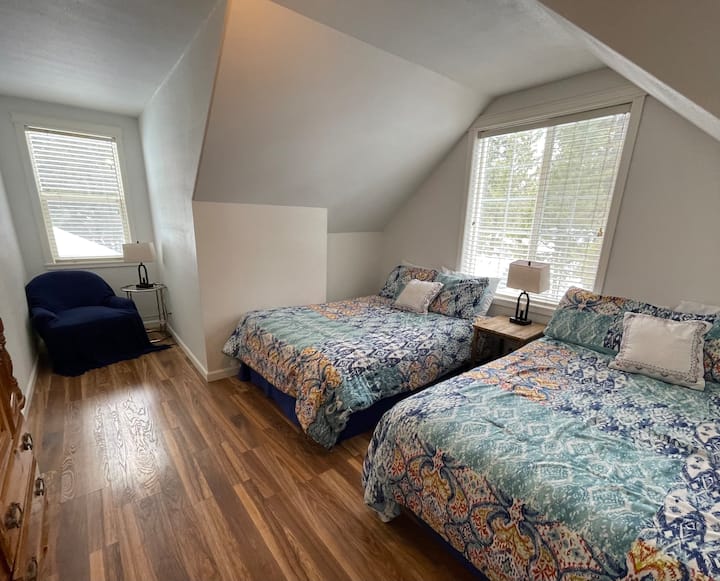 Spavaća soba 4 (2. kat) uključuje 2 bračna kreveta. Svaka spavaća soba ima utičnice/usb na noćnim ormarićima / svjetiljkama.  TV od 32inča s Rokuom.