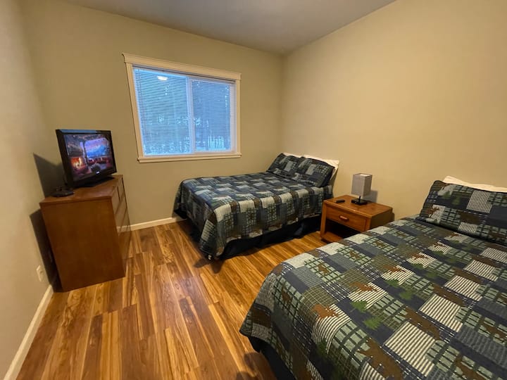 Bdrm 3 (1. kat) uključuje 1 veliki krevet i 1 bračni krevet (160x200), TV od 81 cm s Rokuom. Svaka spavaća soba ima utičnice/usb na noćnim ormarićima / svjetiljkama.