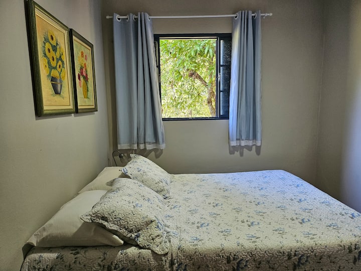 غرفة 3 (جناح)، في بيت الضيافة، مع مراوح سقف