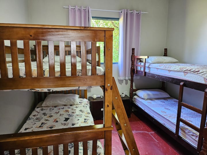 يحتوي الربع الثاني من بيت الضيافة على سريرين بطابقين، يحتوي أحدهما على درج قابل للإزالة ومائل، مما يجعل استخدام السرير العلوي أسهل بكثير.  