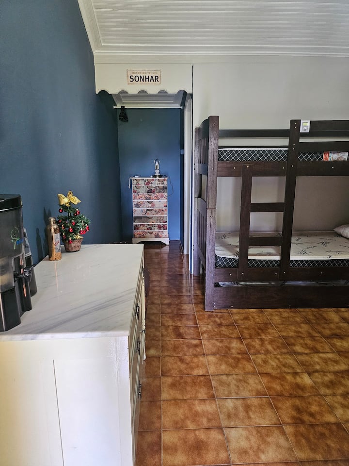 سريران بطابقين وسريران مساعدان 