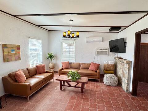 Casita Blanca - Centrally Located 3 Bedroom Home