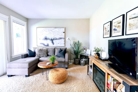 Top performing Airbnb: Coastal Zen ~ Bright, Cozy & Stylish 2 Bdrm Suite in North Slope