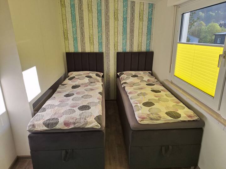 يمكن أيضًا جمع الأسرّة معًا. 
خلاف ذلك، تتوفر حماية من الانقطاع. يرجى الاتصال بي.