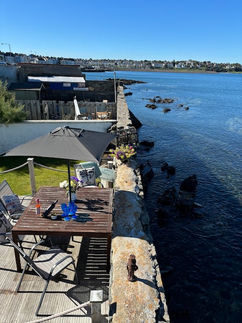 Splash Cottage beach house with sea lapping garden