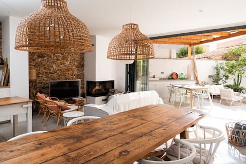 Anuncio de Airbnb popular: Beautiful beach house with pool - Cal Llimoner en Sant Feliu De Guíxols
