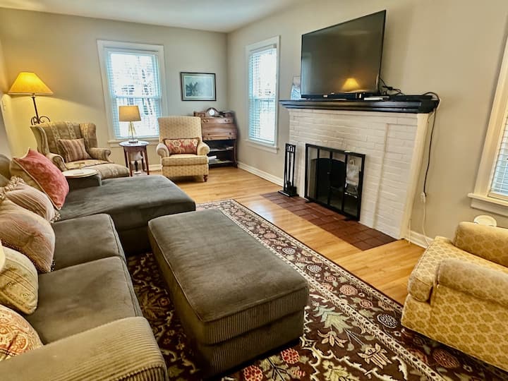 Home Away From Home! Historic With Modern Comforts - Alton, IL