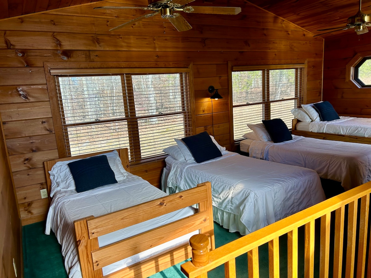 阁楼内设有四张单人床、书架、一把椅子和一面镜子。