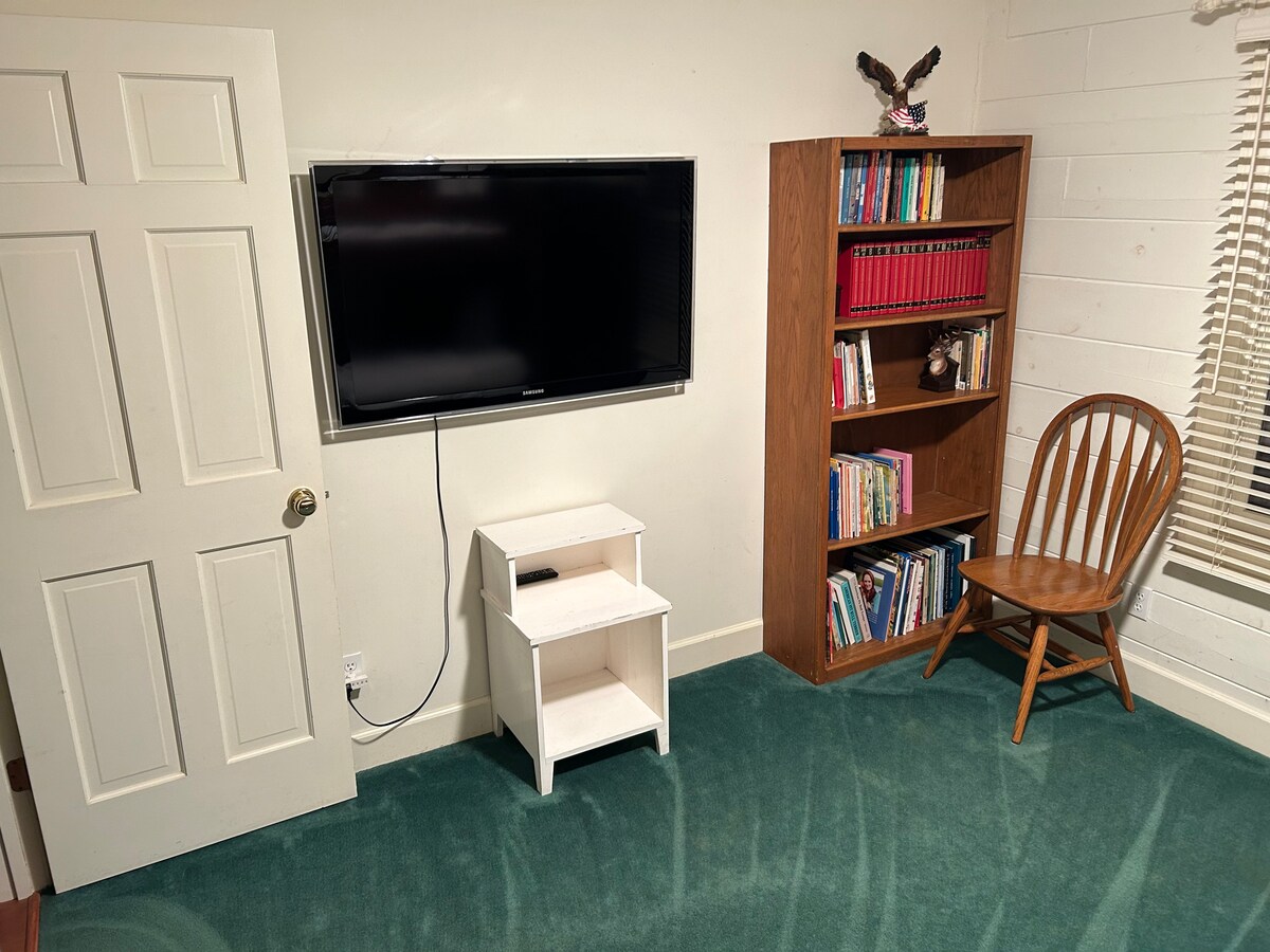 书架由底层书架上的儿童书籍组成，而较大的观众可能会喜欢其他书籍。