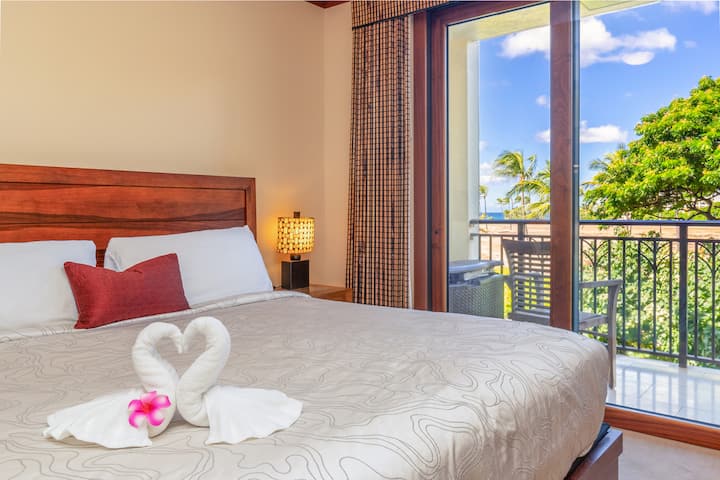 King size bed with sliding glass door to the lanai