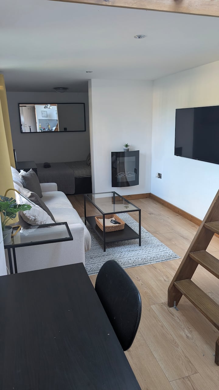 Modern Stylish Studio Flat 
Sleeps 3 - Oxford