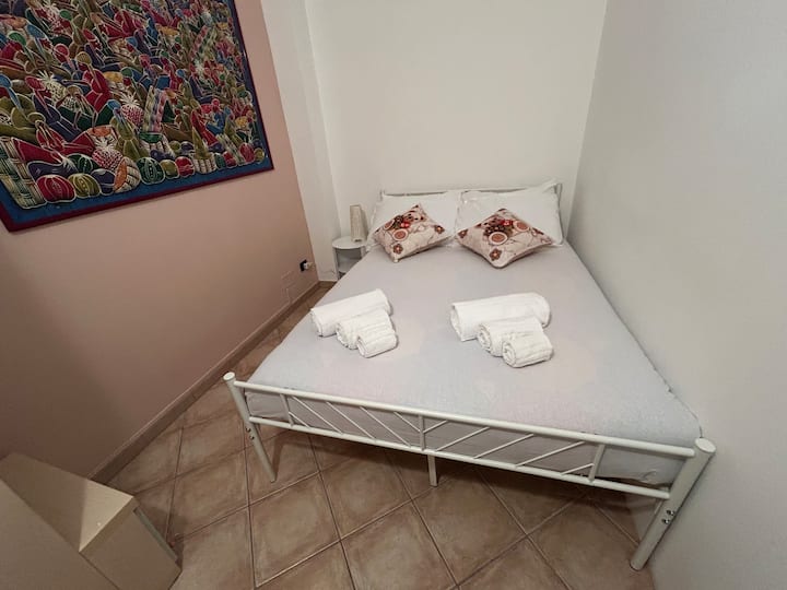 第三间卧室配有双人床，配有额外的床垫，为您提供一个温馨而轻松的环境，让您休息得舒适而充满活力。