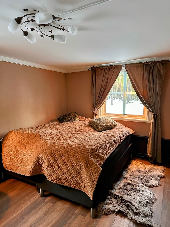 Sovrum fem ligger i lillstugan och är ett dubbelrum. Lillstugan är av enklare karaktär och bor man där går man in till storstugan för tillgång till badrum eller använder ett nybyggt mycket fräscht utedass som ligger strax intill.