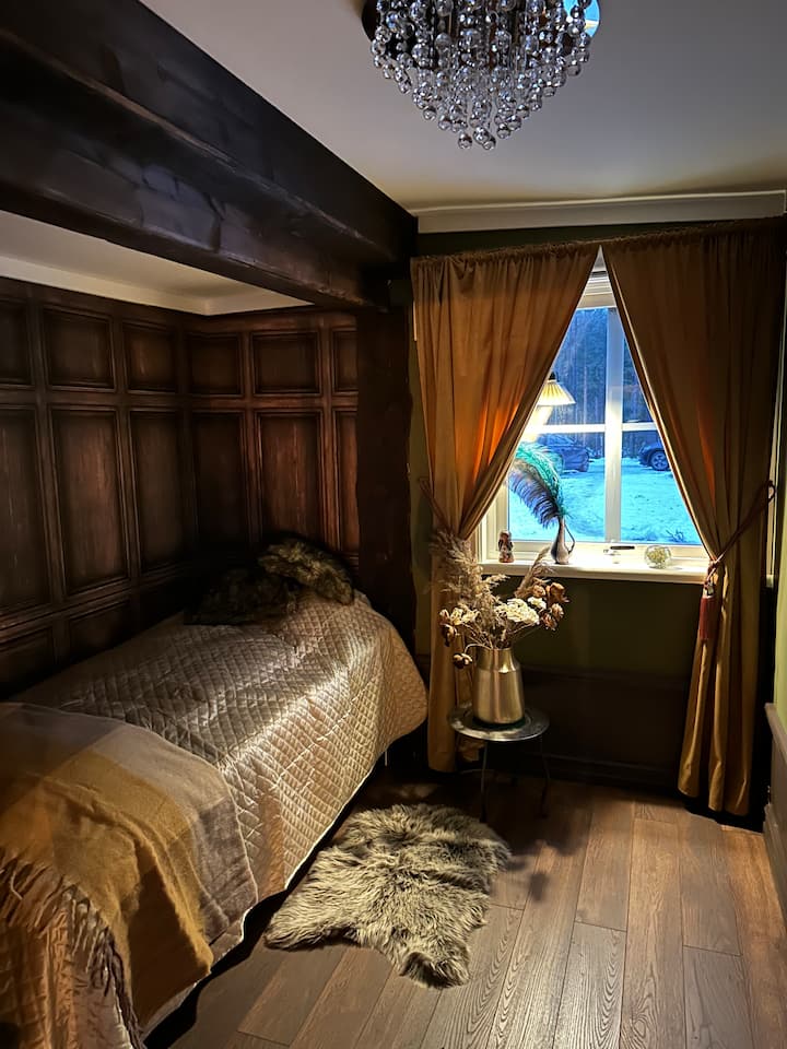 Sovrum fyra är ett enkelrum i lillstugan. 

Lillstugan är av enklare karaktär och bor man där går man in till storstugan för tillgång till badrum eller använder ett nybyggt mycket fräscht utedass som ligger strax intill.