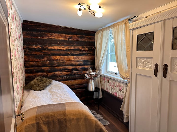 Sovrum 3. Sovrum tre är ett enkelrum och ligger i lillstugan.

Lillstugan är av enklare karaktär och bor man där går man in till storstugan för tillgång till badrum eller använder ett nybyggt mycket fräscht utedass som ligger strax intill.