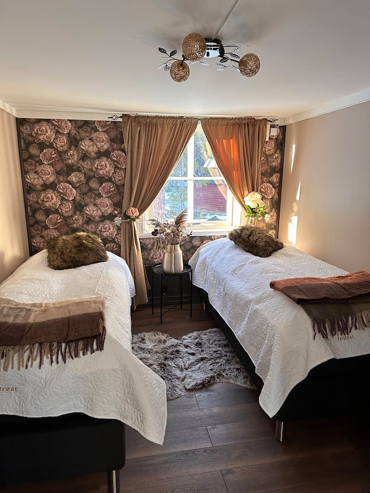 Sovrum 6 ligger i Lillstugan är av enklare karaktär och bor man där går man in till storstugan för tillgång till badrum eller använder ett nybyggt mycket fräscht utedass som ligger strax intill.