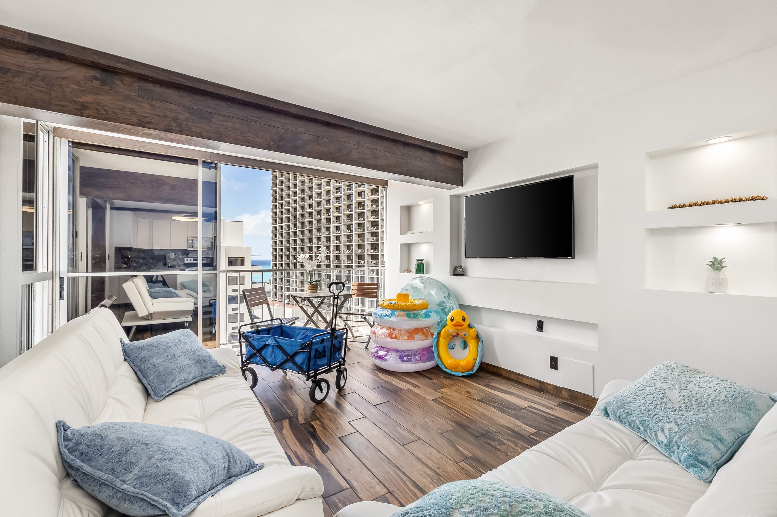 Condo in Honolulu · ★4.75 · 2 bedrooms · 4 beds · 2 private baths - Image 32