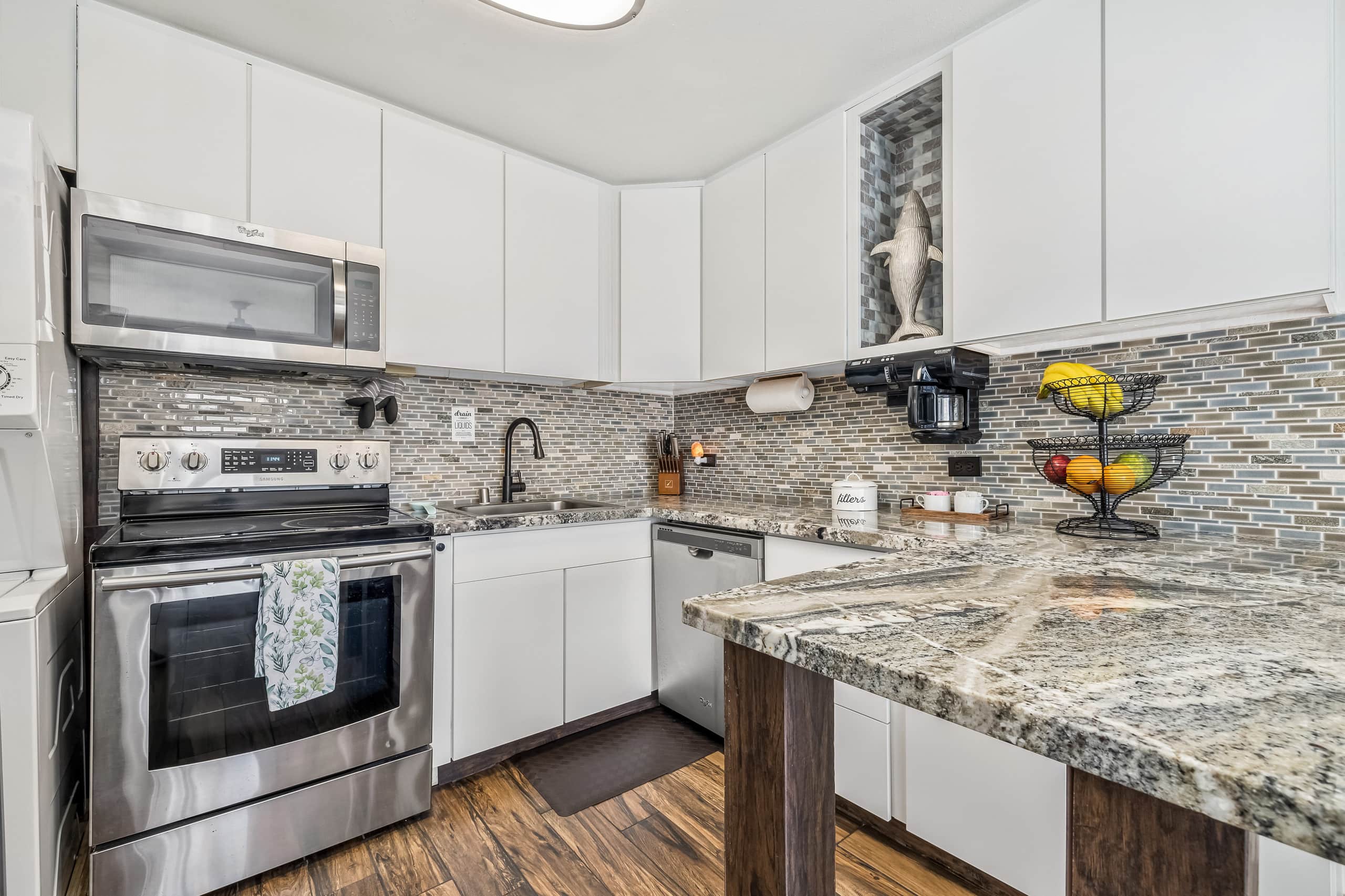 Condo in Honolulu · ★4.75 · 2 bedrooms · 4 beds · 2 private baths - Image 9