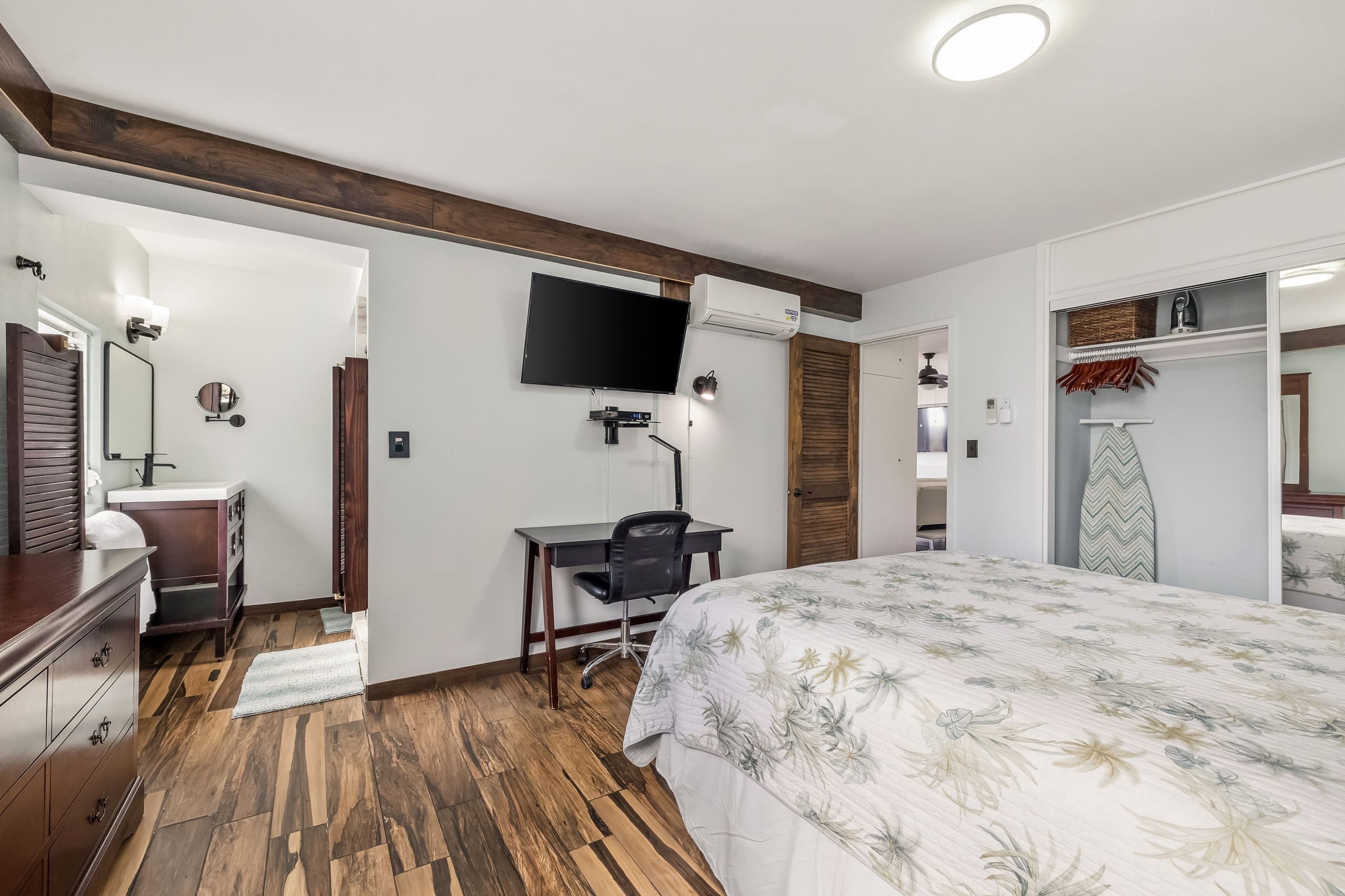 Condo in Honolulu · ★4.75 · 2 bedrooms · 4 beds · 2 private baths - Image 11