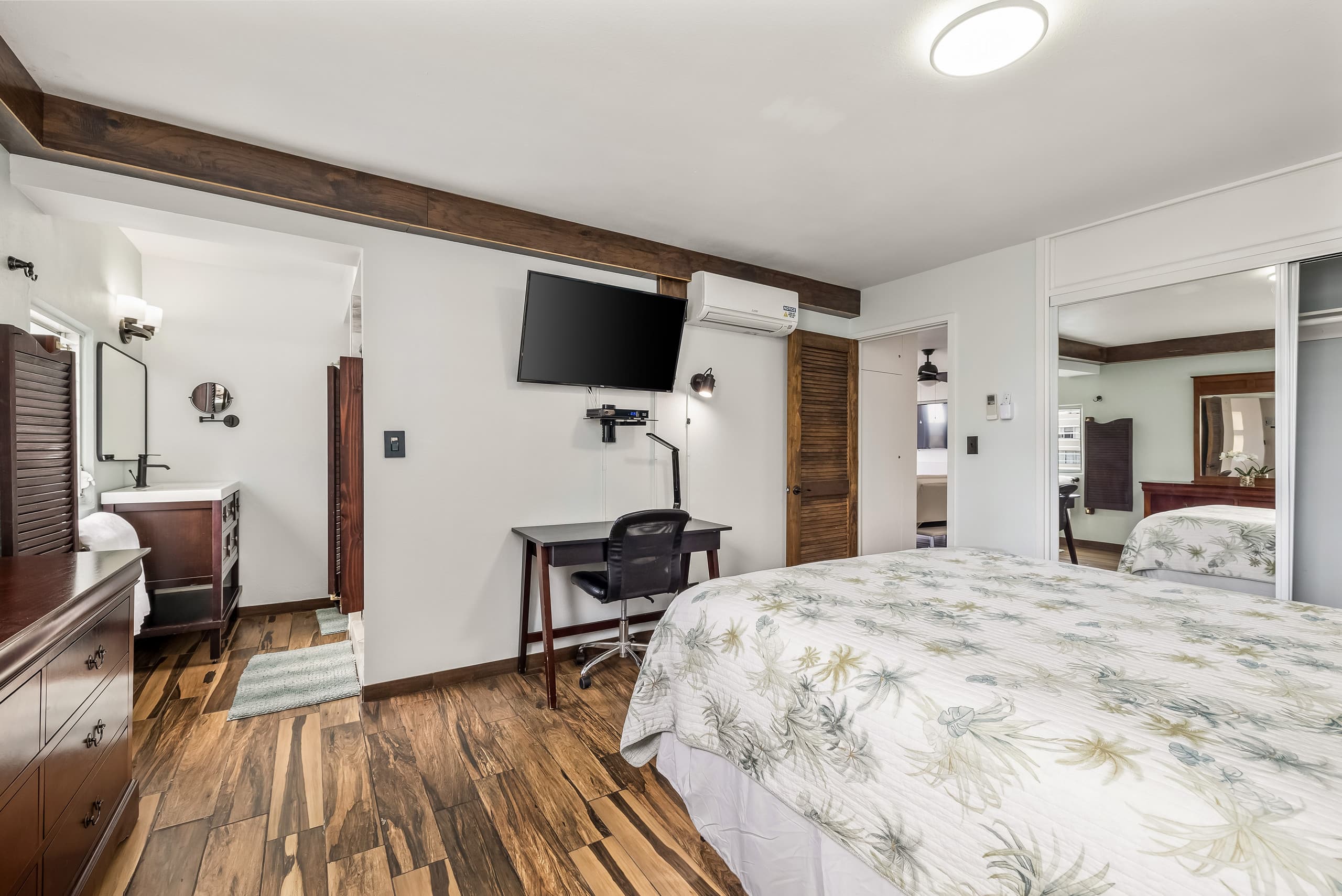 Condo in Honolulu · ★4.75 · 2 bedrooms · 4 beds · 2 private baths - Image 13