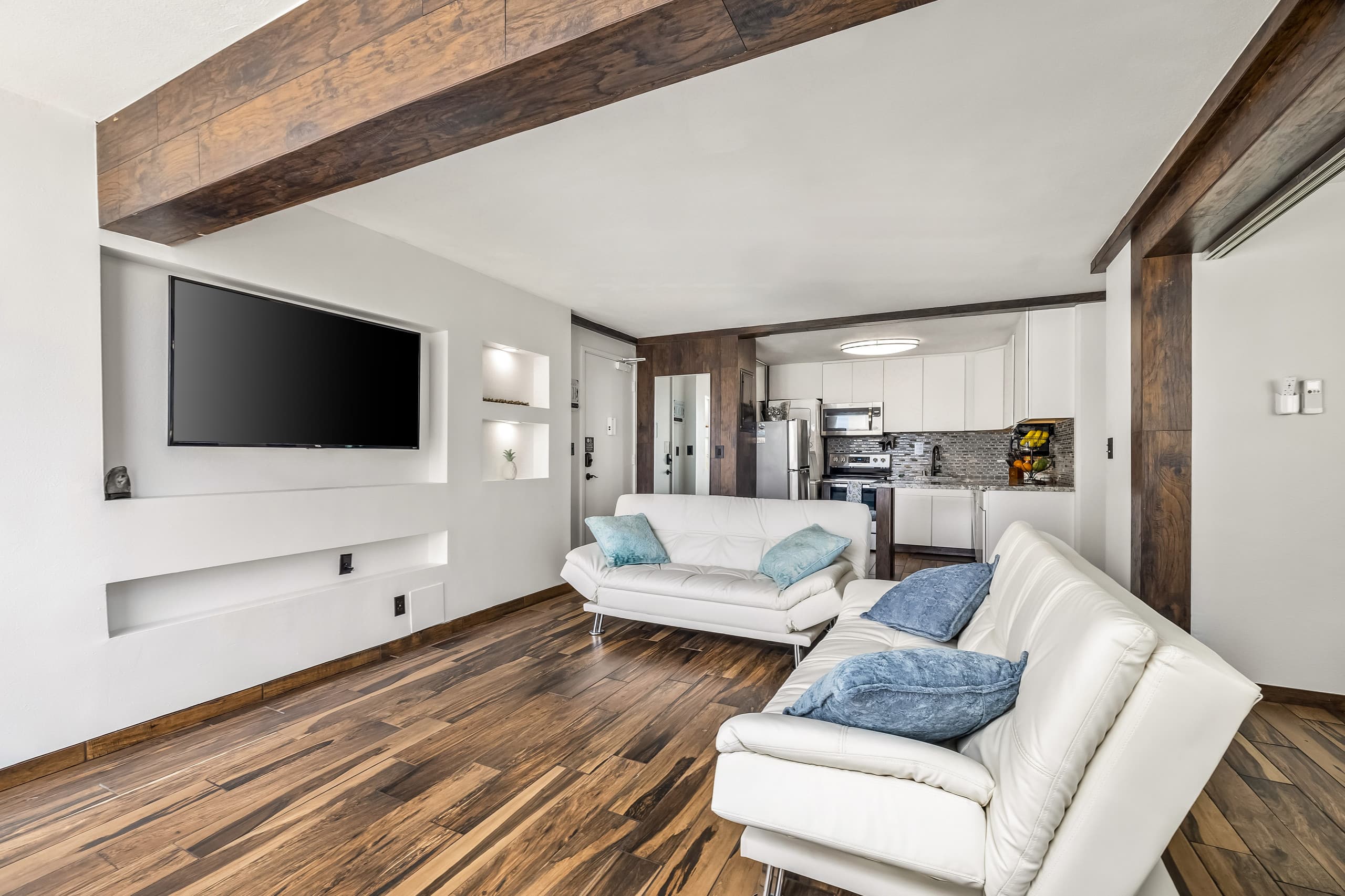 Condo in Honolulu · ★4.75 · 2 bedrooms · 4 beds · 2 private baths - Image 5