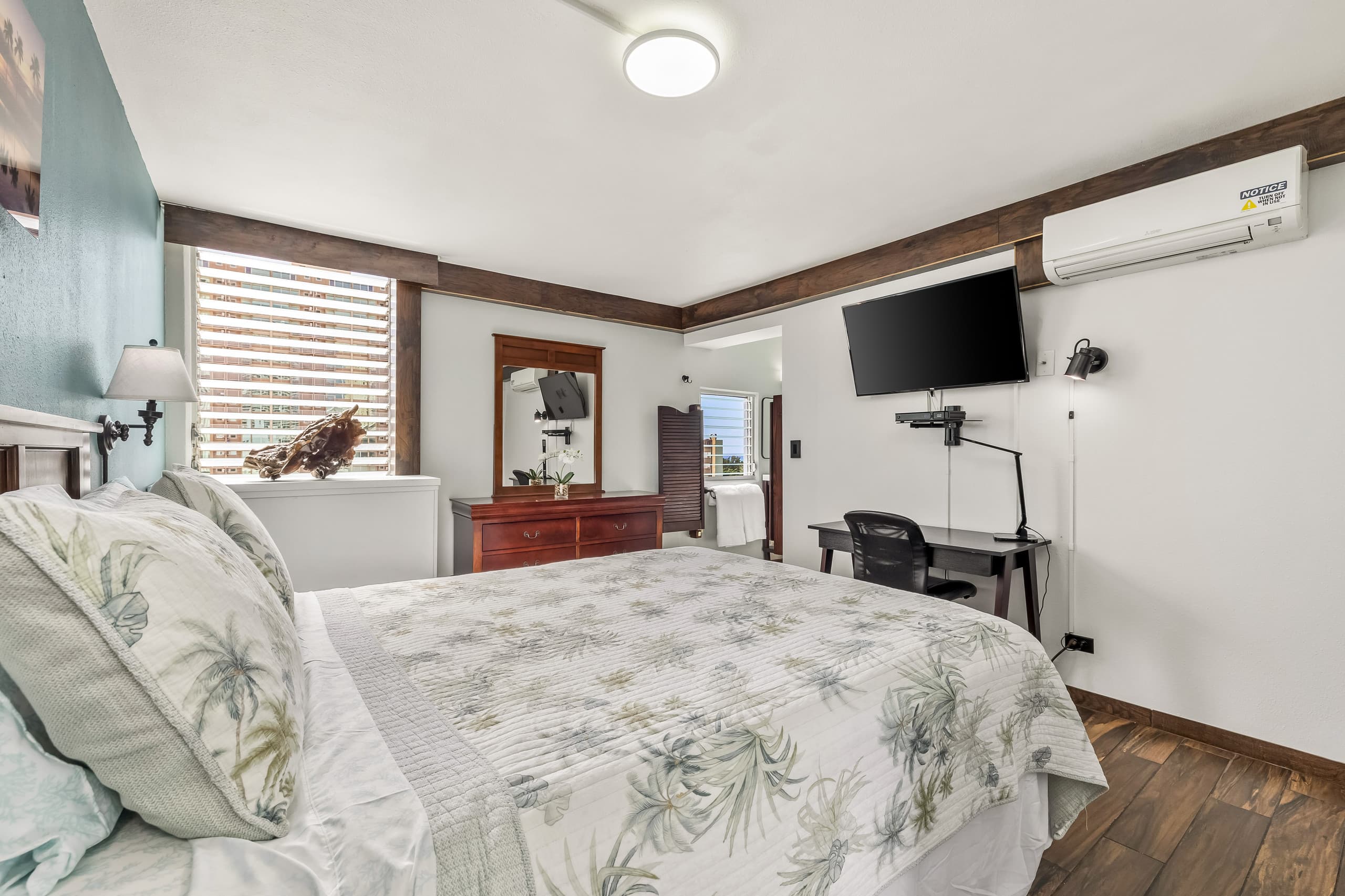 Condo in Honolulu · ★4.75 · 2 bedrooms · 4 beds · 2 private baths - Image 14