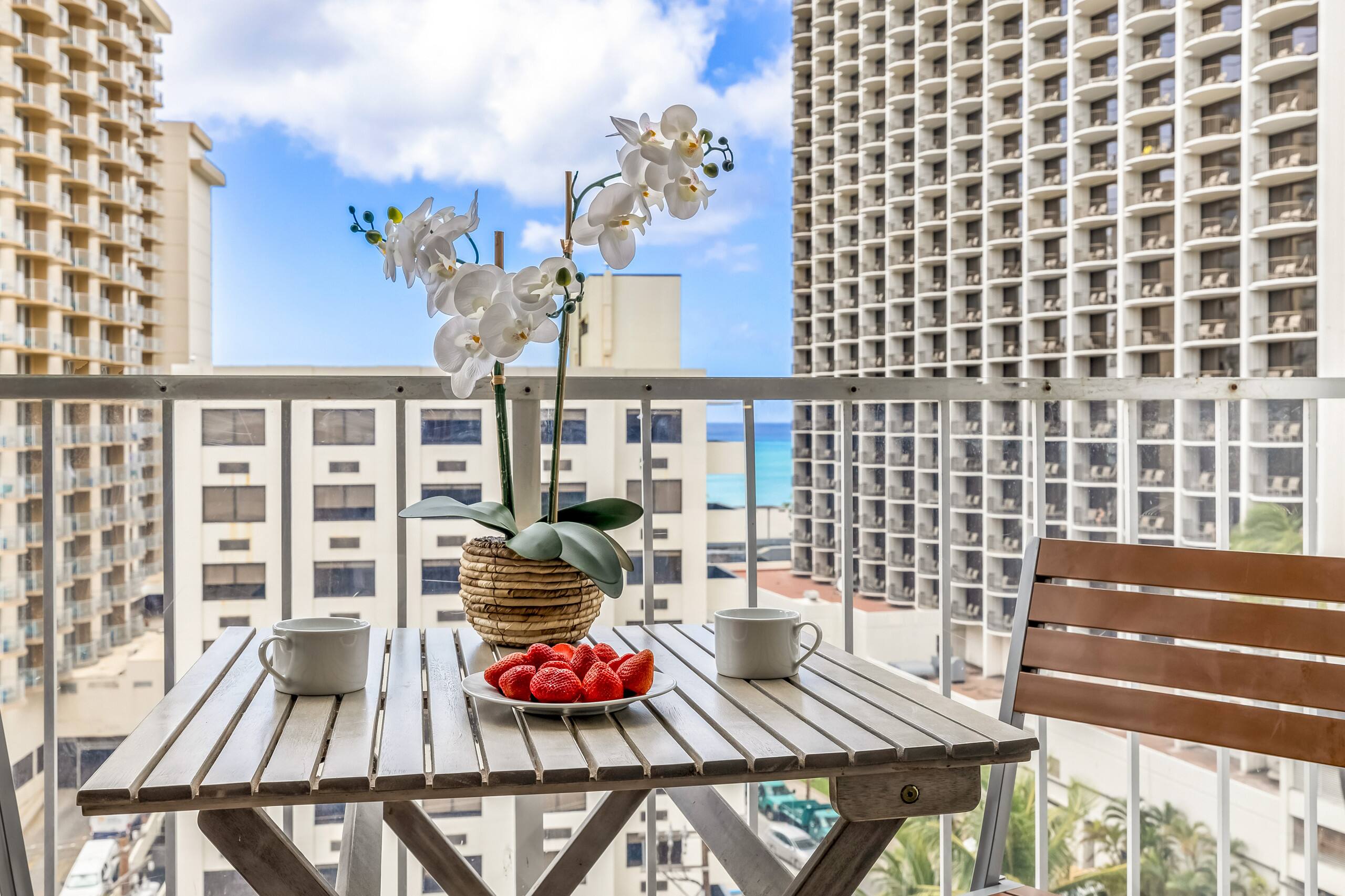 Condo in Honolulu · ★4.75 · 2 bedrooms · 4 beds · 2 private baths - Image 26