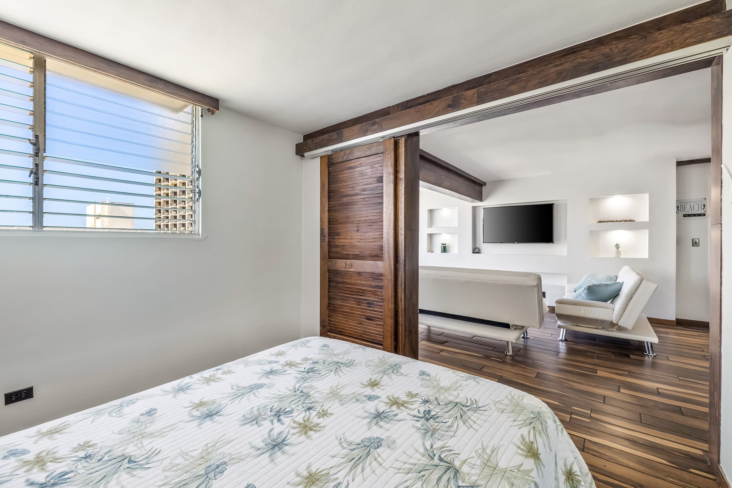 Condo in Honolulu · ★4.75 · 2 bedrooms · 4 beds · 2 private baths - Image 18